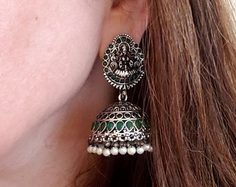 Kolczyki Jhumka z boginią Laxmi: oksydowane srebro z indyjskimi perłami