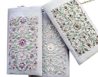 Handgeborduurde crossbodytas: zijden brillenkoker met bloemen en ketting