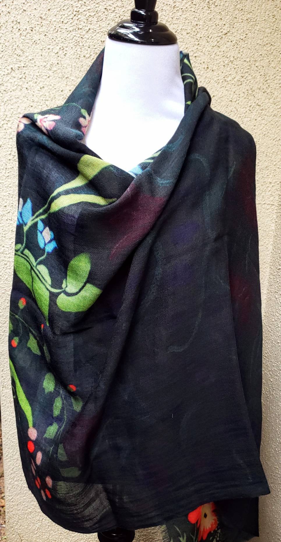 Woolen shawl / scarf with flowers “Dream”/black main image 1