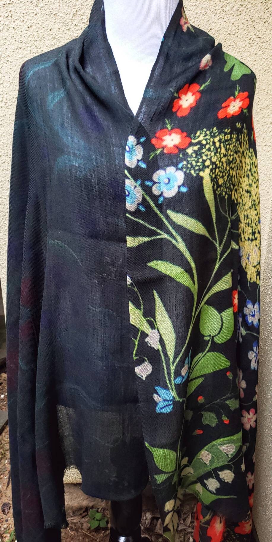 Woolen shawl / scarf with flowers “Dream”/black main image 0