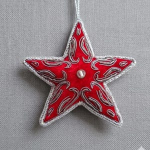 Handgefertigte Samt Stern Ornament: Bestickte Silber Akzente