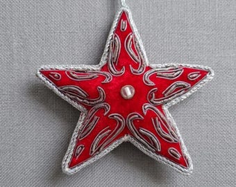Adorno navideño de estrella de terciopelo hecho a mano: detalles plateados bordados