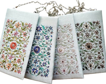 Geborduurd brillenkoker: zijden telefoonzakje met bloemen en ketting