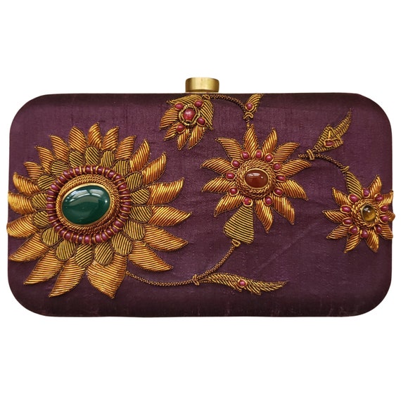 Clutch in seta viola ricamata a mano con lavoro zardozi e | Etsy Italia