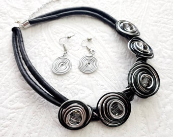 Black silver wire wrap necklace with spiral earrings, chunky bead short bib necklace,retro inspired collar necklace,vintage inspired jewelry