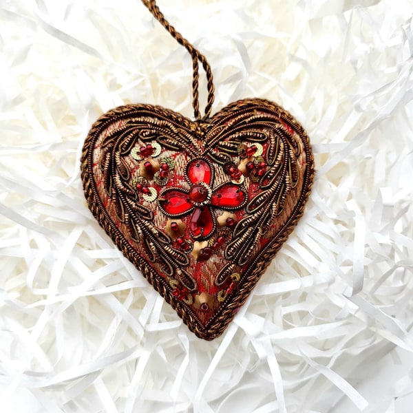 Ornamento natalizio a forma di cuore rosso ricamato: decorazione natalizia con perline