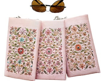 Handgeborduurde crossbodytas met bloemen: zijden brillenkoker met ketting
