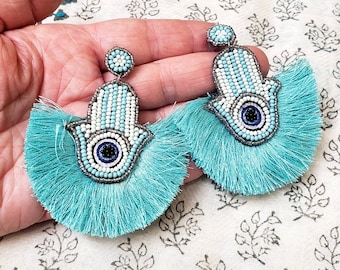 Kolczyki z dłonią Hamsy: koralikowy amulet złego oka z frędzlami