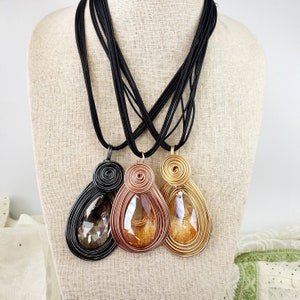 Draadgewikkelde ketting met nepkristal: minimalistische art-decosieraden