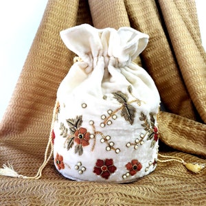 Embroidered Daisies on Velvet Clutch Bag – BoutiqueByMariam
