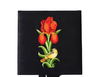 Hand bestickte Vogel & Iris Seiden Erinnerungsbox