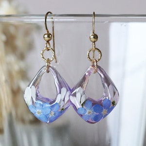 Forget me not earrings, Pressed Flower jewelry, Gold Earrings, Tiny Forget me not Resin earrings, Gifts for Her, Natural Jewelry