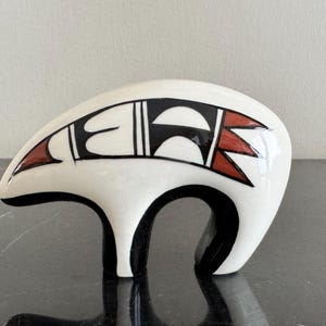 Vintage signerad sydvästlig geometrisk keramisk björnfigur