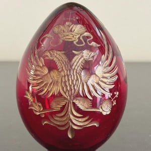 Peso de papel ornamental em vidro rubi vermelho russo Fabergé de São Petersburgo