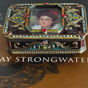 Rechteckige, emaillierte und kristallene Schmuckdose mit Fotoporträt und Scharnier von Jay Strongwater