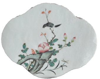 Placa de porcelana china antigua con un solo pájaro en una rama floreciente Famille Verte