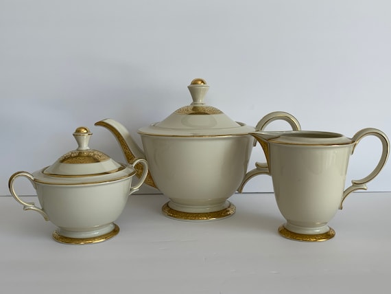 Vintage 1960s Porcelain Lidded Sugar Bowl with Gold Detailing Vintage 1960s Porcelain Lidded Sugar Bowl with Gold Detailing