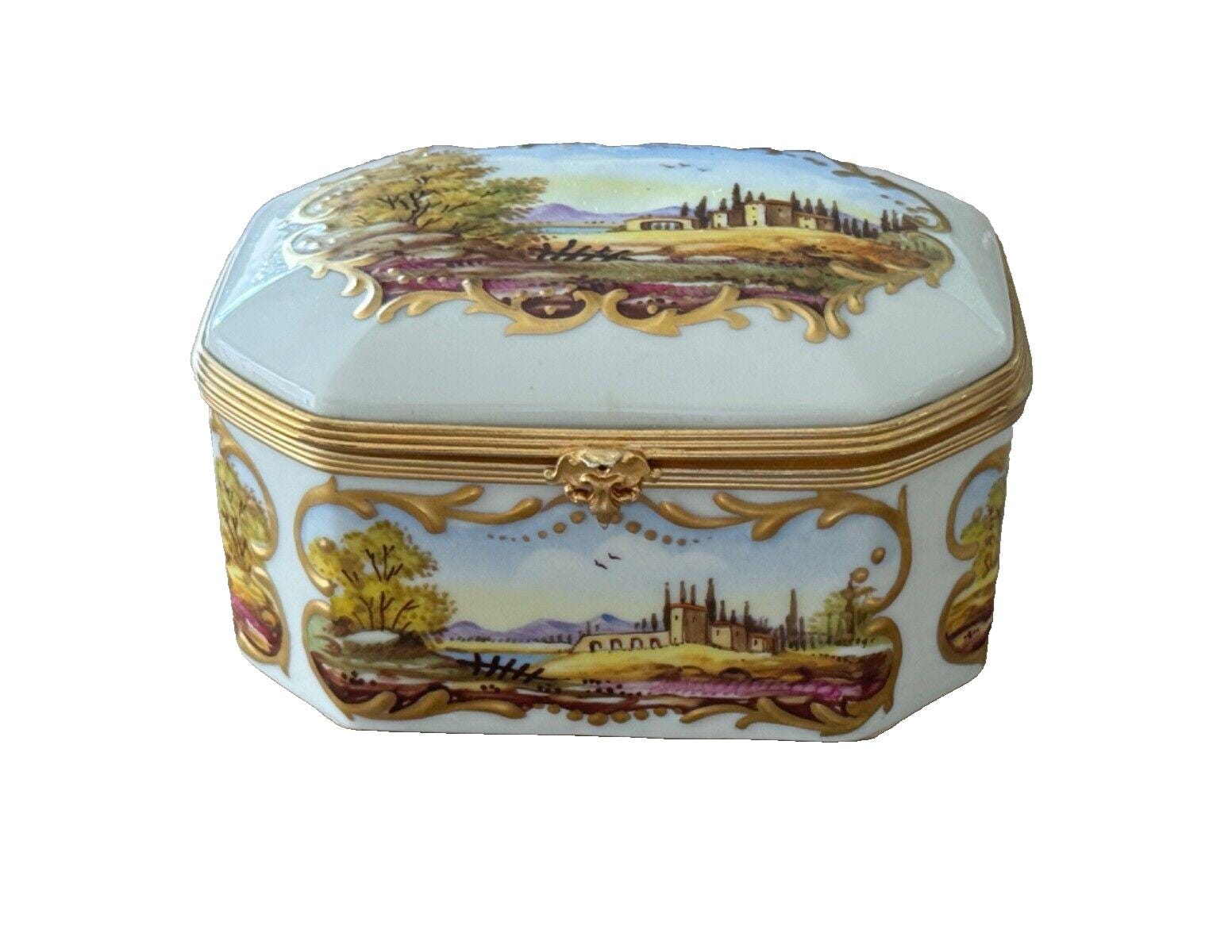 ポーセリンの本　Sèvresの所蔵品のイラスト画　お値下げ中‼️ ポーセリンの本 Sèvresの所蔵品のイラスト画 お値下げ中