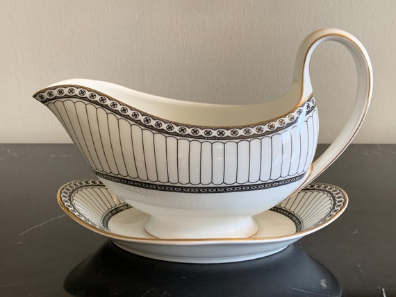 formal dinnerware clear glass with gold accents mini sauce bowl Vintage glass sauce or gravy boat with underplate excellent condition formal dinnerware clear glass with gold accents mini sauce bowl Vintage glass sauce or gravy boat with underplate excellent condition