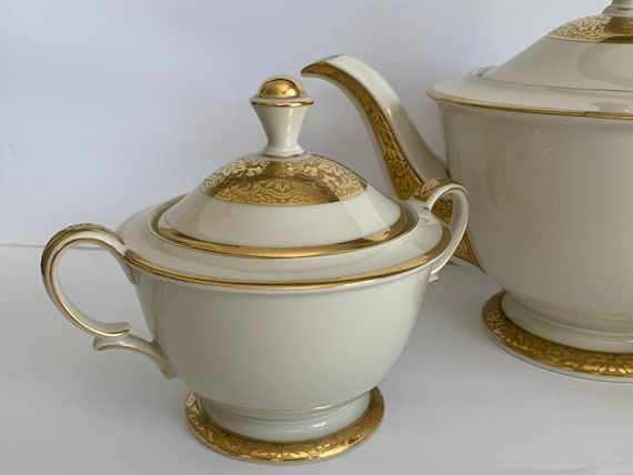 Vintage 1960s Porcelain Lidded Sugar Bowl with Gold Detailing Vintage 1960s Porcelain Lidded Sugar Bowl with Gold Detailing