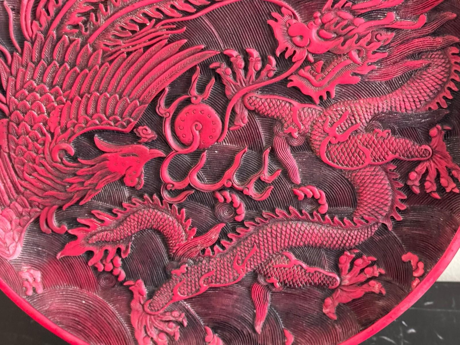 ヴィンテージ 中国製 11 3/4インチ 朱色彫刻 漆塗り 龍と鳳凰 プレート