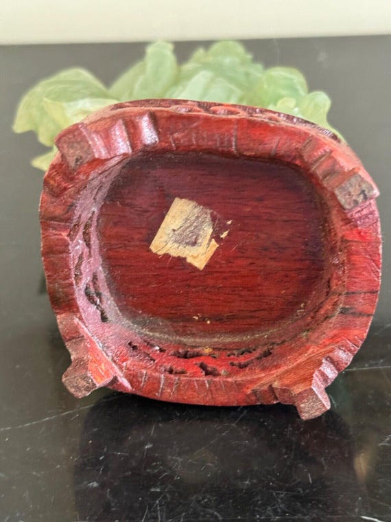 木製の台座に置かれた中国のアンティークの手彫りの翡翠の置物 - Etsy 日本