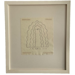 Könnte beinhalten: Gerahmtes Kunstwerk mit einer schwarzen Strichzeichnung einer geschichteten, weidenähnlichen Form auf cremefarbenem Papier. Das Kunstwerk ist mit Klebeband befestigt und in einem weißen Rahmen präsentiert.
