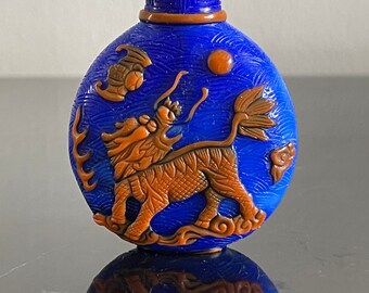 Vintage Chinese Dark Blue Peking Glass Dragon Overlay Decoration Snuff Bottle