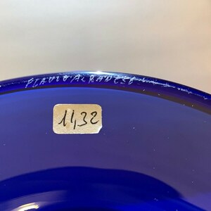 Puede incluir: Primer plano de un cuenco de vidrio azul cobalto con una pegatina blanca en la parte inferior que dice "1132".