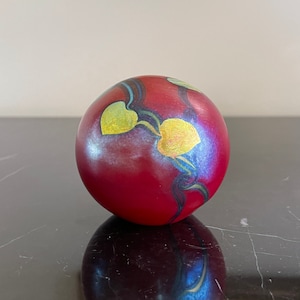 Lundberg Studios 2002 Red Paperweight Decorated with Green Golden Hearts