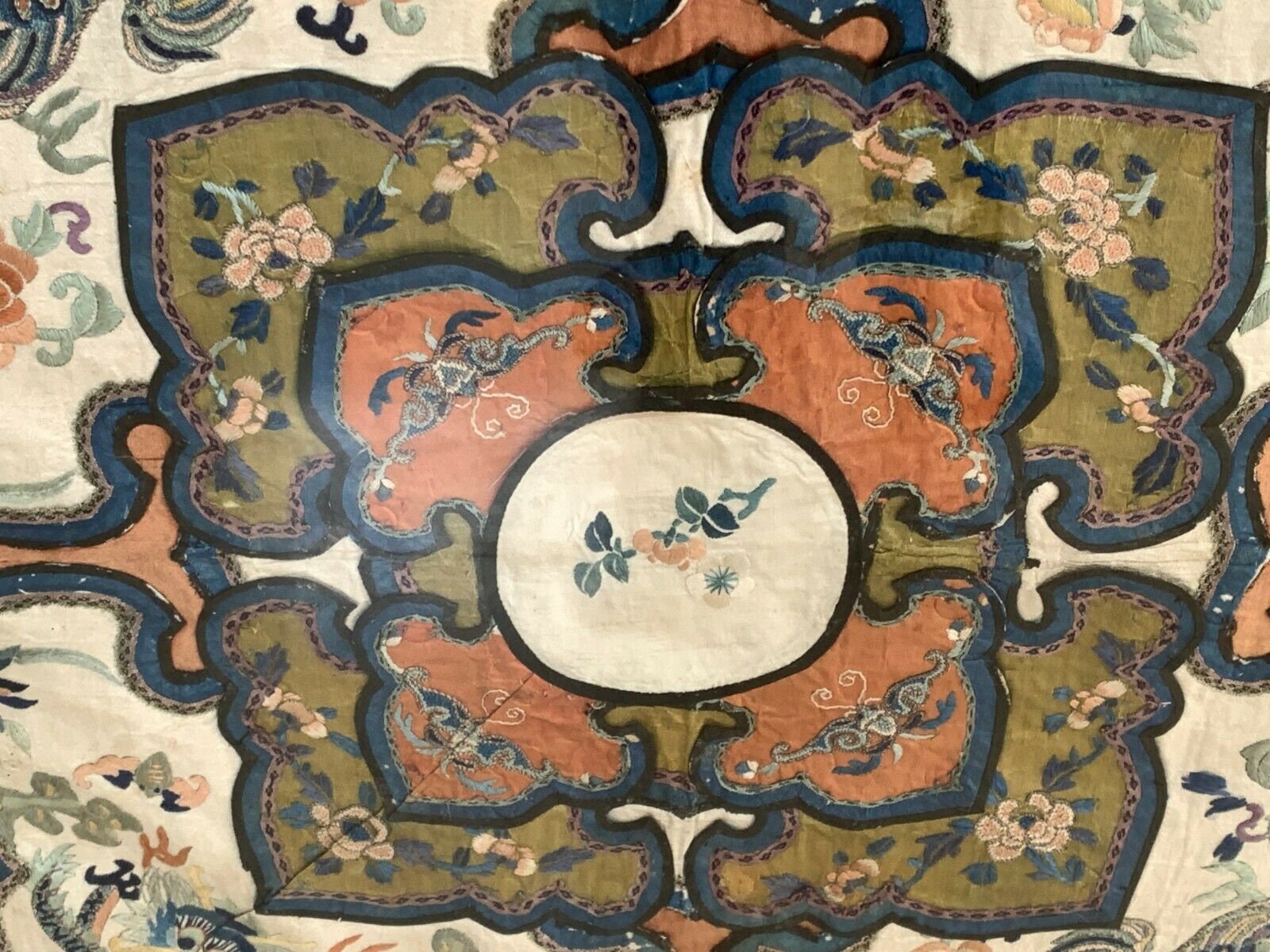 素晴らしいアンティークシルクの中国額入り花びら刺繍アート作品