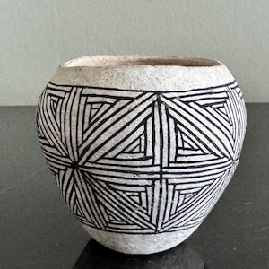 Jarrón de cerámica vintage de L. Joe Acoma, Nuevo México, en blanco y negro con líneas finas.