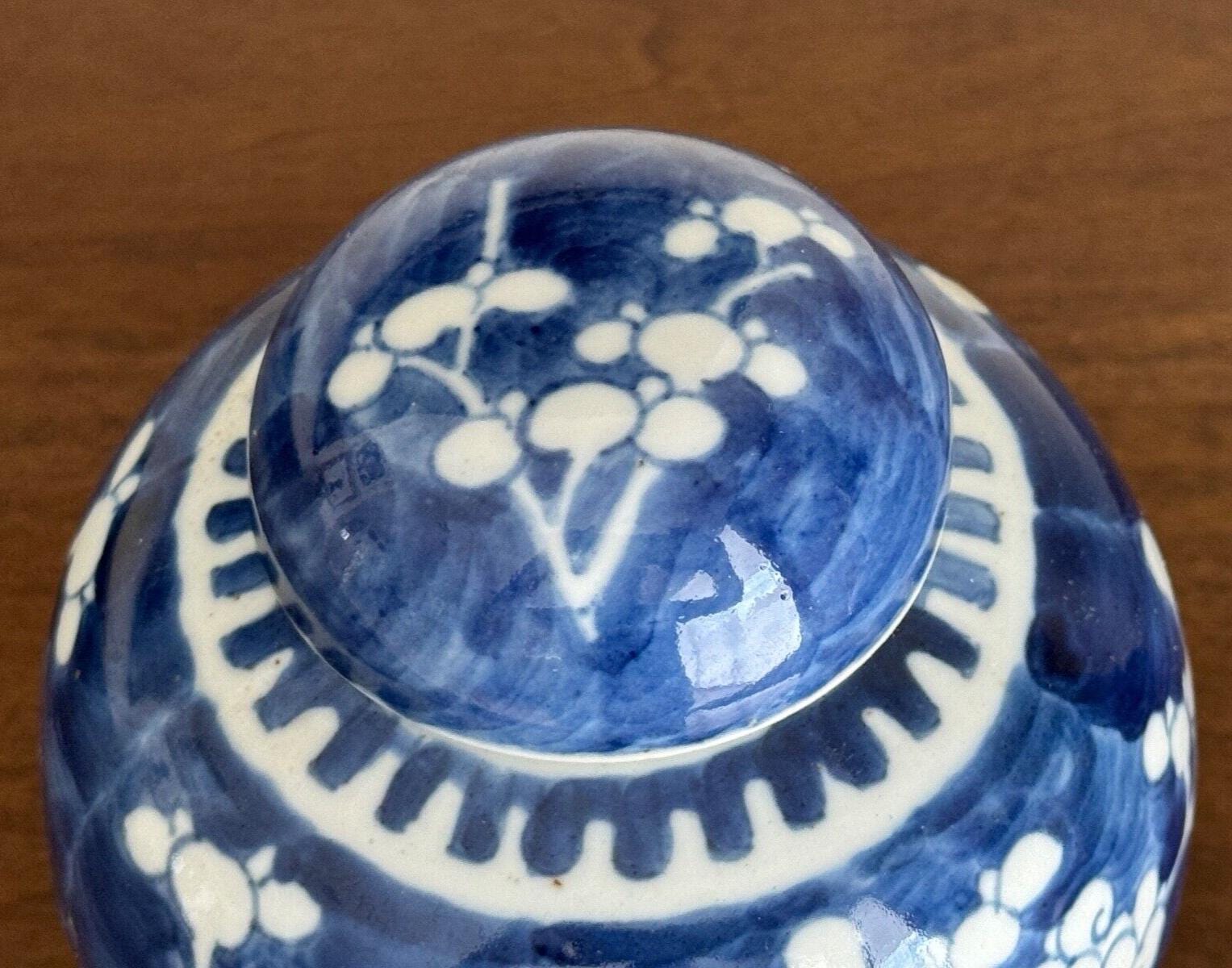 中国康熙帝の青白陶器の梅蓋壺 - Etsy 日本