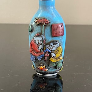 Vintage Chinese Blue Peking Glass Blue Overlay Cut Decoration Snuff Bottle