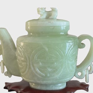 Vintage kinesisk snidad grön nefritjade tekanna med Foo Dog-lock och träställ