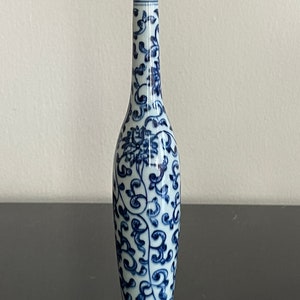 Antique Chinese Artemisia Leaf Mark Blue and White Porcelain Tall Snuff Bottle