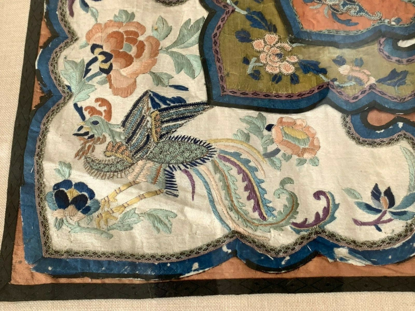 素晴らしいアンティークシルクの中国額入り花びら刺繍アート作品