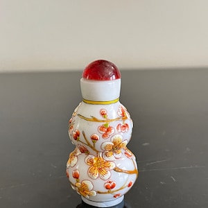 Chinese White Peking Glass Double-Gourd Snuff Bottle with Overlay Flowers Decor