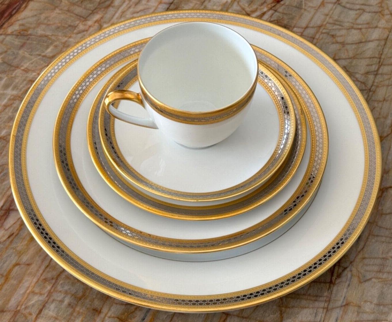 新品希少ドイツ製Hutschenreuther 花模様と美しい金彩ディッシュ6枚