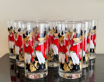 Op de afbeelding: Set van acht heldere glazen met een ontwerp van een vosjacht. De vossen dragen rode jassen en rijden op paarden. De glazen zijn perfect om drankjes in te serveren.