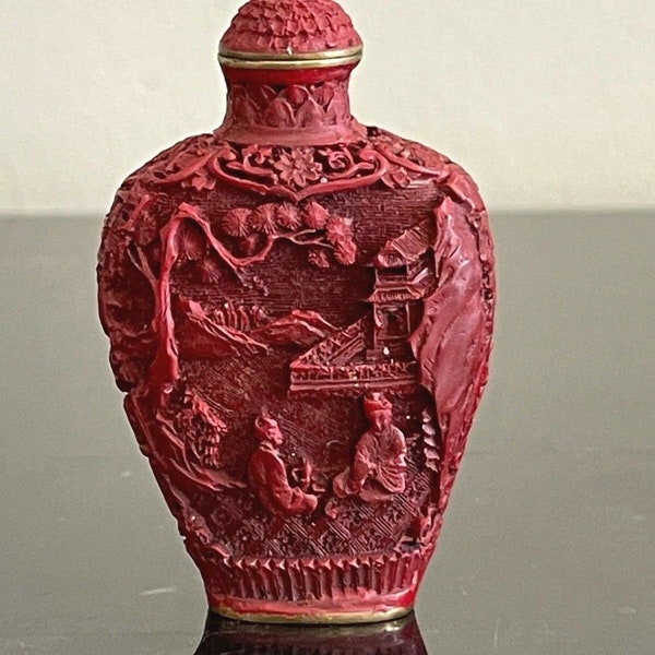 Antigua escena de jardín tallado chino Botella de tabaco de cinabrio