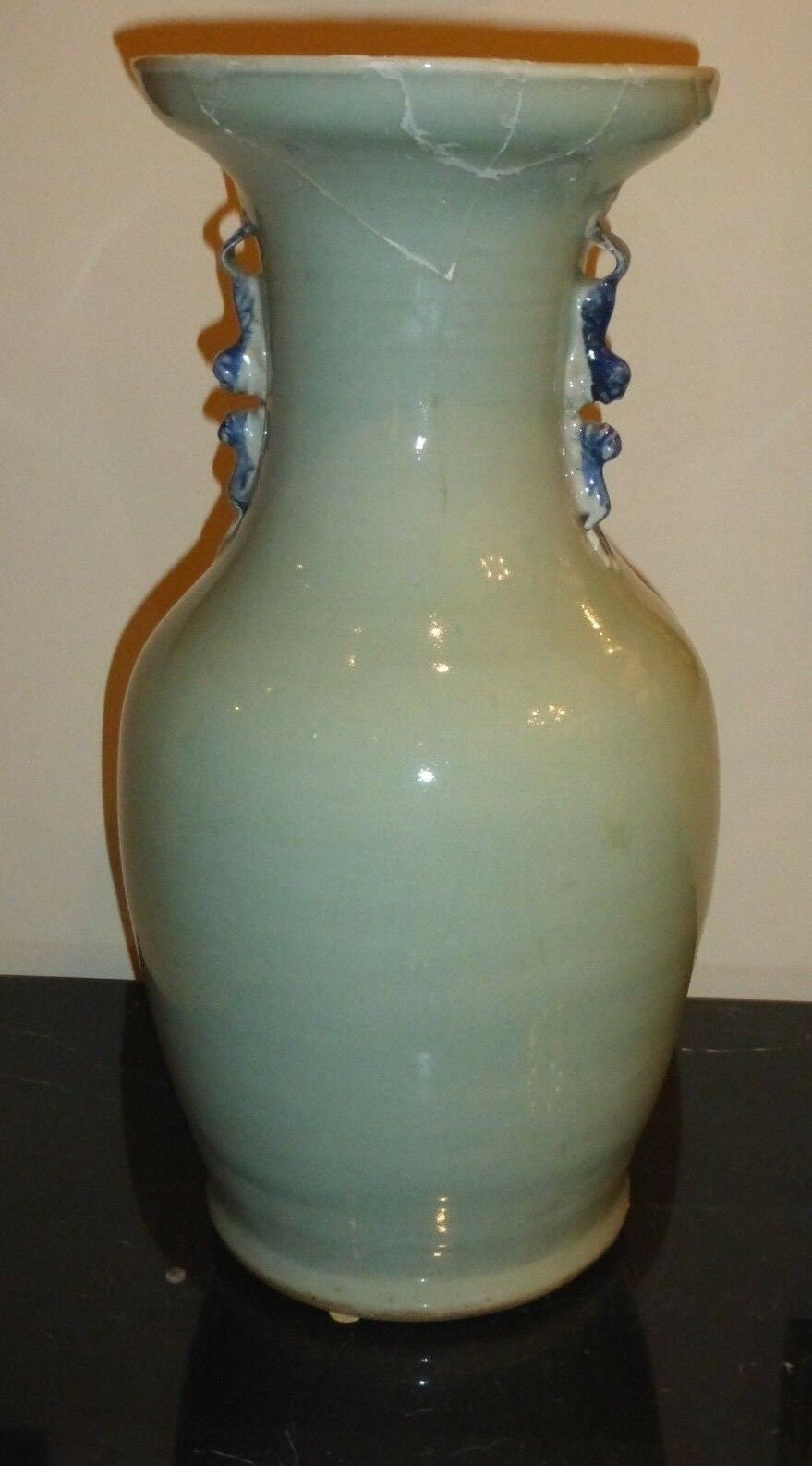 浮き彫りの青い龍と装飾が施された中国のアンティーク青磁釉花瓶