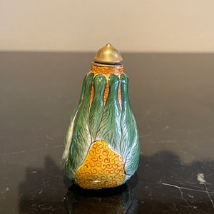 Vintage Collectible Chinese Green Leaves Porcelain Snuff Bottle