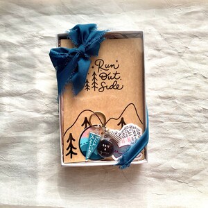 Running gift set, gift set for runners, birthday gift for runners, runner notebook, run stickers, Run keychains