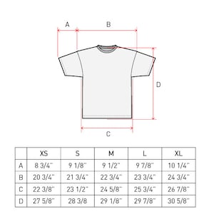 Op de afbeelding: Een maattabel voor een T-shirt met maten in inches voor de hals, borst, lengte en mouw. De maten zijn XS, S, M, L en XL.