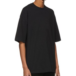 Op de afbeelding: Een zwart oversized T-shirt met korte mouwen.