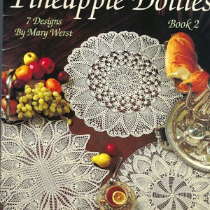 Książka szydełkowa „Pineapple Doilies” autorstwa Mary Werst – ulotka Leisure Arts 2502