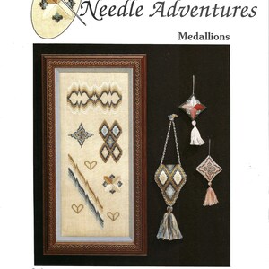Nadelabenteuer Medaillons Kreuzstichbuch von Loretta Spears -- AC-83