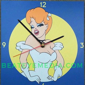 Puede incluir: Reloj de pared cuadrado con una mujer de dibujos animados con cabello naranja y un vestido blanco sobre un círculo amarillo sobre un fondo azul. El reloj tiene manecillas negras y los números 3, 6, 9 y 12. El texto "BEATEYEMEDIA.COM" es visible.