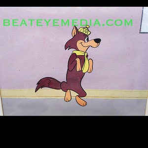 Puede incluir: Imagen de un personaje de lobo de dibujos animados con bufanda y sombrero amarillos, con el texto BEATEYEMEDIA.COM en verde. El lobo es marrón con nariz negra y camina sobre sus patas traseras.